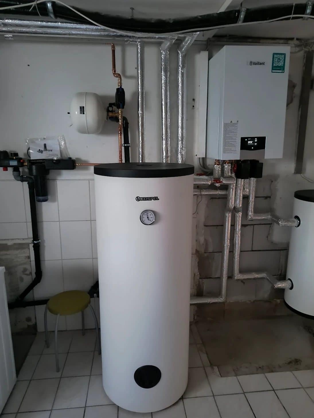 Modernisierter Heizungsraum nach den zuverlässigen Arbeiten von SHK Gebäudetechnik.